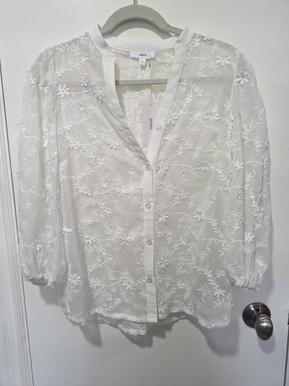 AEOM White Floral Embroidered V-Neck Button Blouse